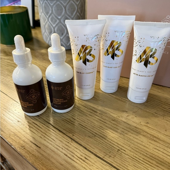 OMG Blaster- The Ultimate 5-n-1 Face Tool by Ashley Black w/blasting products. - Picture 3 of 5